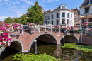 Brücke über einen Kanal und Häuser in Leiden