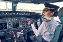 Weibliche Co-Pilotin im Cockpit eines Flugzeugs