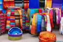 Bunte Stoffe und Teppiche in Essaouira, Marokkocco