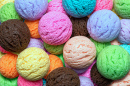 Mehrfarbige Eiscremebällchen