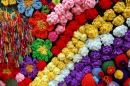 Gehäkelte Blumen und Knospen