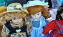 Porzellanpuppen auf einem Flohmarkt