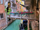 Kleine Holzbrücke in Venedig