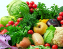Frisches Obst und Gemüse auf weißem Hintergrund
