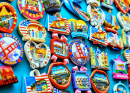 Nahaufnahme von Souvenirmagneten aus San Francisco