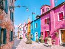 Bunte Häuser in der Straße der Insel Burano