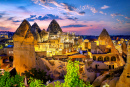 Goreme-Stadt bei Sonnenuntergang in Kappadokien, Türkei