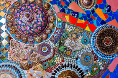 Bunte Mosaike in einem buddhistischen Tempel, Thailand