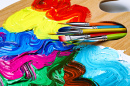Pinsel und eine Palette mit Acrylfarben
