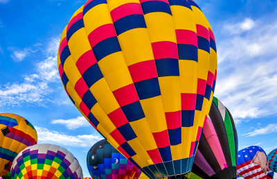 Heißluftballons bereiten sich auf den Start vor