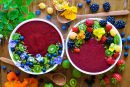 Acai-Smoothie-Bowls mit essbaren Blüten