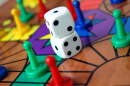 Brettspiel-Bauern und Würfel