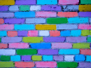 Ziegelwand, von Kindern gemalt