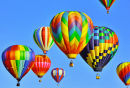 Bunte Heißluftballons vor blauem Himmel
