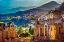 Ruinen des Theaters in Taormina bei Sonnenuntergang, Sizilien