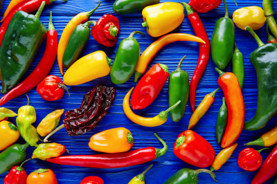 Bunte Mischung aus mexikanischen scharfen Chilischoten