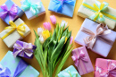Zusammensetzung von Tulpen und Geschenkboxen