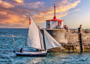 Leuchtturm im Hafen von Barfleur, Normandie, Frankreich