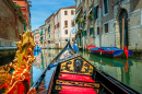 Verzierte Gondel in einem friedlichen Kanal, Venedig, Italien