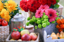 Helle Blumen und Früchte