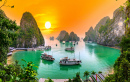 Faszinierender Sonnenuntergang in der Halong-Bucht, Vietnam