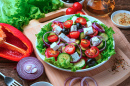 Teller mit griechischem Salat Nahaufnahme