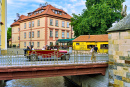 Retro-Auto auf der Brücke in Prag, Tschechische Republik