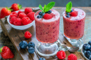 Gemischter Beeren-Smoothie mit frischer Minze