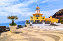 Küstenpromenade und Leuchtturm auf Madeira Island