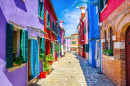 Schmale Kopfsteinpflasterstraße von Burano, Italien