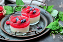 Himbeersorbet mit Schlagsahne und Minze