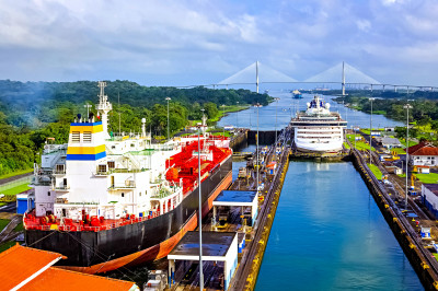 Blick auf den Panamakanal von einem Kreuzfahrtschiff aus