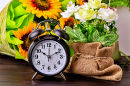 Stillleben mit einem Vintage-Wecker und Blumen