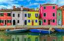 Malerischer Kanal und helle Häuser in Burano