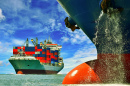 Bulbous Bugschiff und ein großes Containerschiff