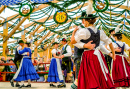 Bayerische Tänzer beim Oktoberfest in München, Deutschland