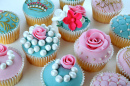 Luxuriös dekorierte Cupcakes
