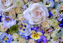 Wunderschönes Blumenarrangement aus Veilchen und Rosen