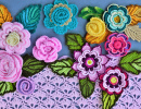 Mehrfarbig gehäkelte Blumen und Blätter