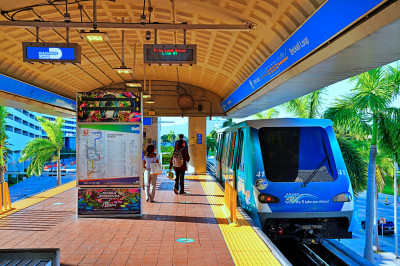 Metromover Bahnhof in Miami, FL, USA