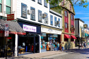 Historische Thames Street in Newport, RI, USA