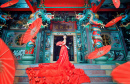 Asiatische Dame im roten Kleid