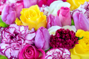 Frühlingsstrauß aus Tulpen und Rosen