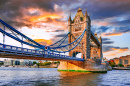 Tower Bridge bei Sonnenuntergang, London, England