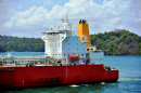 Gastanker fährt durch den Panamakanal