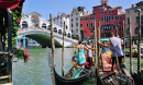 Gondeln auf dem Canal Grande in der Nähe der Rialtobrücke
