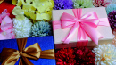 Geschenkboxen und künstliche Blumen