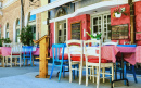 Straßencafé in der Altstadt von Rovinj, Kroatien