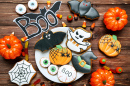 Halloween-Kekse und Dekoration